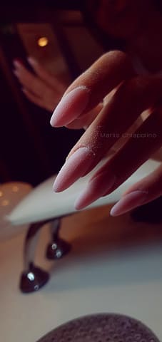 Unghie gel rosso effetto marmo realizzate con tecnica di onicotecnica realizzato da Silvia Vaccarin presso il nostro studio Opal Tattoo a Udine